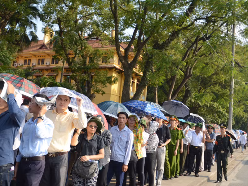 Và dòng người vẫn vào viếng vị tướng huyền thoại