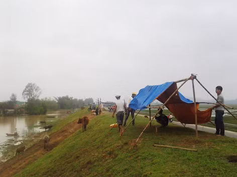 Người dân ven sông Lam chạy lụt Ảnh: Phan Sáng