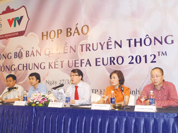 Đại diện Đài Truyền hình Việt Nam tại buổi lễ công bố bản quyền truyền thông Euro 2012 tại Việt Nam Ảnh: Nhật Quang