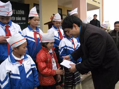 Anh Nguyễn Đắc Vinh tặng học bổng cho học sinh trường PTDT nội trú huyện Quảng Ninh.