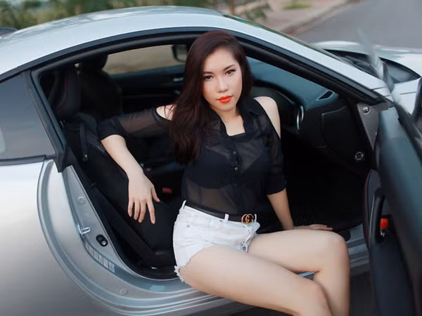 Huyền Trần gợi cảm bất ngờ bên Toyota 86