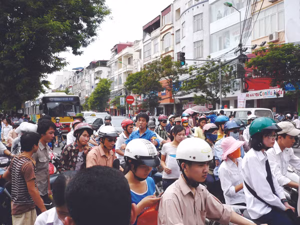 Thay đổi giờ học, giờ làm hy vọng cải thiện được bức tranh giao thông Hà Nội hiện nay. Ảnh: Trọng Đảng