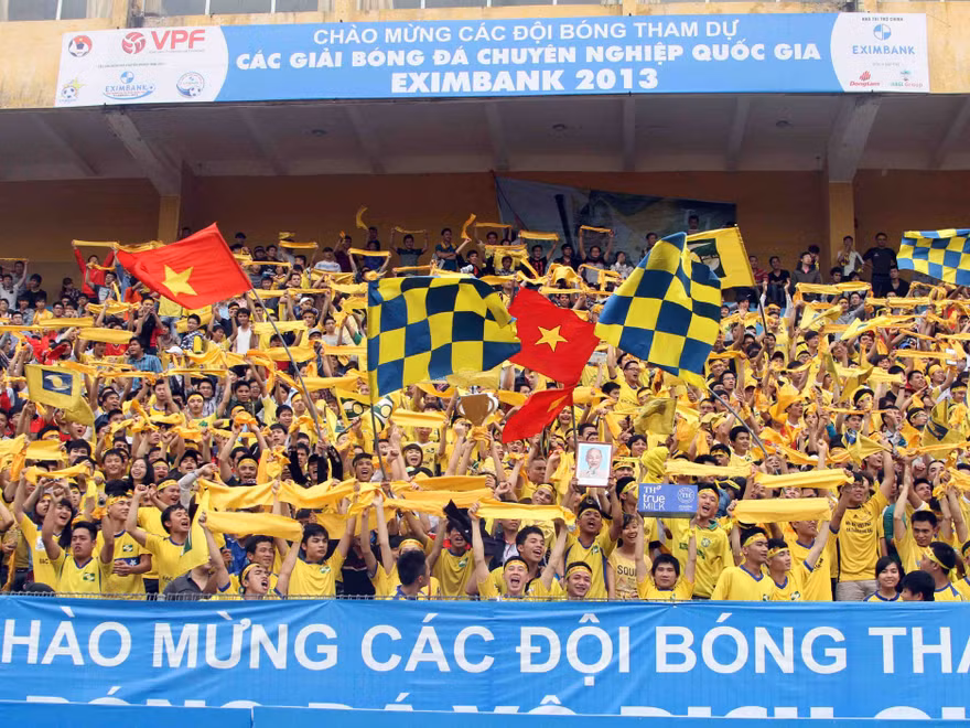 CĐV SLNA lo XMXT Sài Gòn bỏ giải