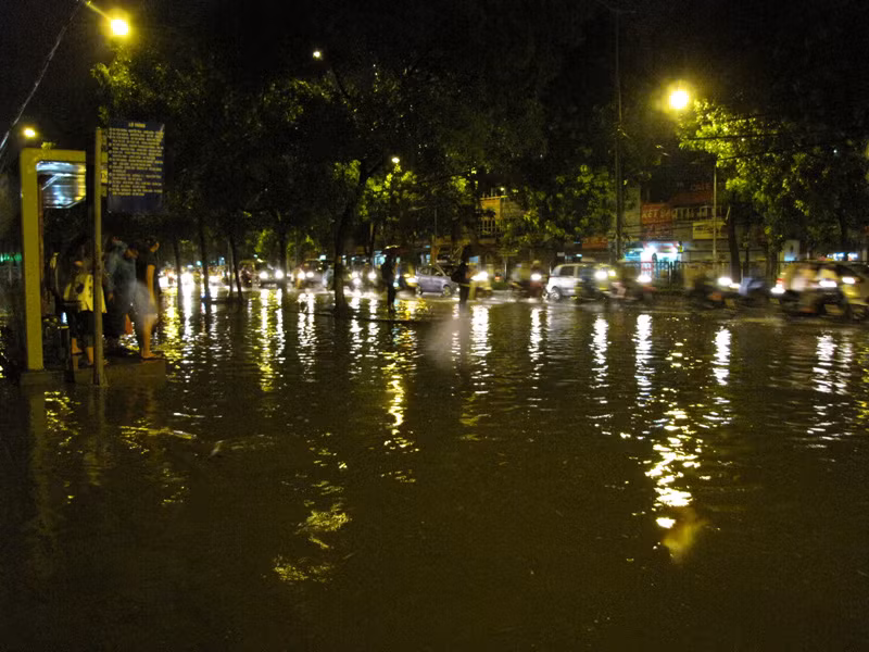 Mưa lớn, đường Hà Nội thành sông