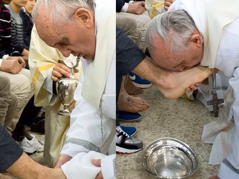 Giáo hoàng Francis rửa chân và hôn tù nhân