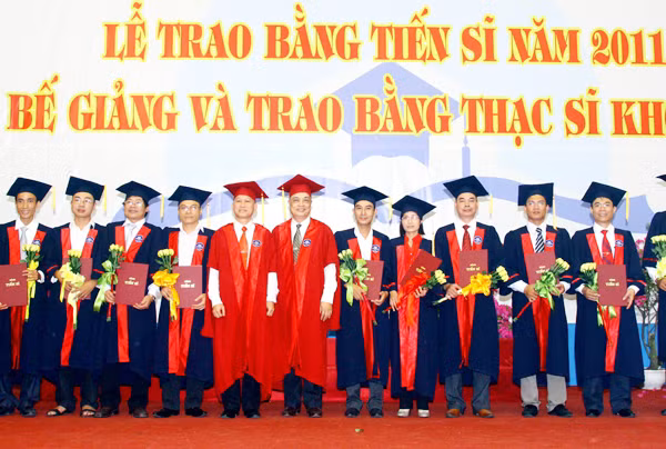 Các tân tiến sĩ ĐH Sư phạm Hà Nội năm 2011 Ảnh: TTXVN
