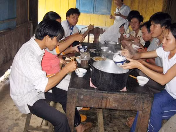 Gieo chữ trên đỉnh Ngọc Linh