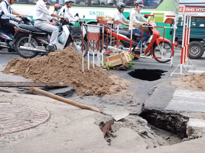 Nhiều 'hố tử thần' xuất hiện sau mưa