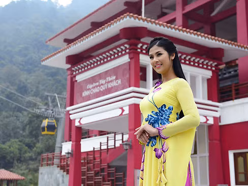 Hoa hậu Ngọc Hân nền nã với áo dài nơi đất Phật