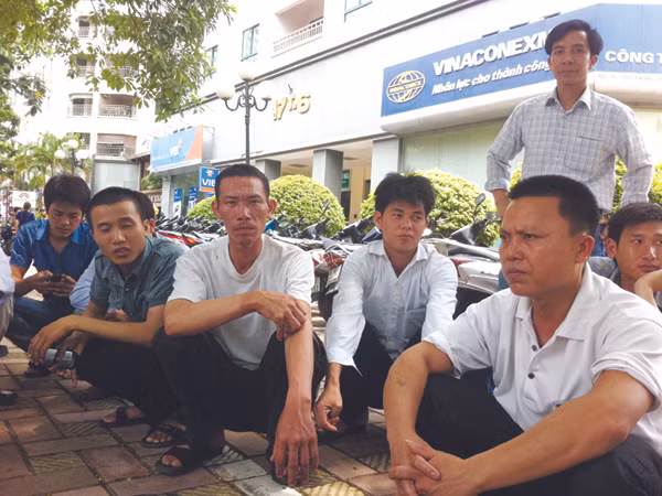 Các lao động tụ tập trước trụ sở Cty Vinaconexmec ngày 15-6 Ảnh: P.C