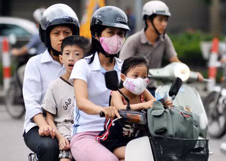 Ghi hình để phạt trẻ em không đội mũ bảo hiểm