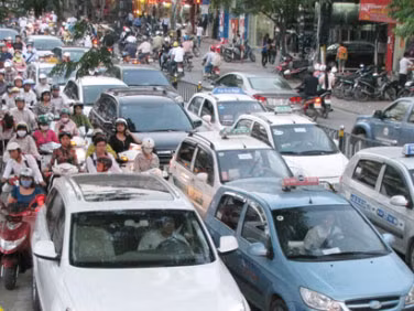 Nên hạn chế taxi và ôtô để giảm ùn tắc