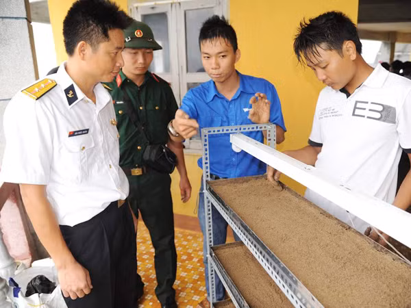 Sinh viên bàn giao hệ thống và công nghệ trồng rau cho chiến sĩ đảo Tốc Tan (Trường Sa) Ảnh: C.K