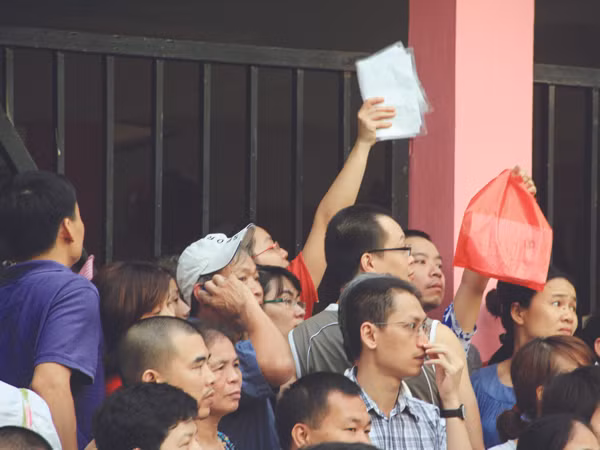 Chờ đợi với hy vọng mong manh
