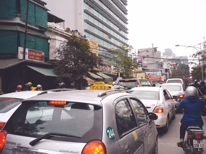 Phố Lê Duẩn đoạn trước tòa nhà chợ Cửa Nam thường xuyên xảy ra ùn tắc Ảnh: Trọng Đảng