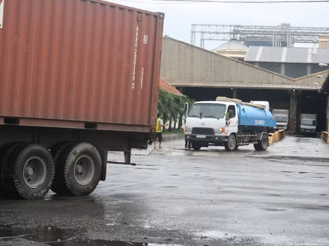 Xả thải trộm từ nhà máy phân bón