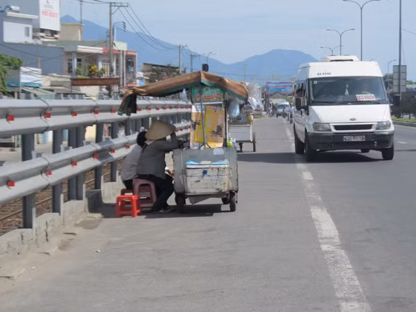 Ồ ạt lấn chiếm hành lang Quốc lộ 1A