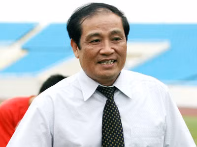 Dễ như... 'làm quan bóng đá'