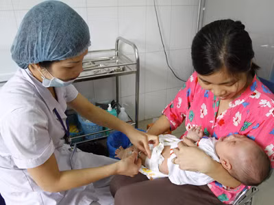 Tìm nơi kiểm định 2 lô vắc-xin 'tử thần'