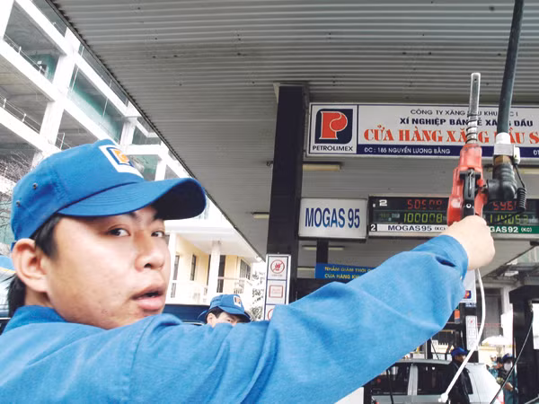 Cách tính giá xăng theo tháng như hiện nay khiến giá xăng trong nước thường xuyên ngược chiều với giá thế giới. Ảnh: Hồng Vĩnh
