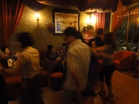 Kiều nữ lên bar săn 'gà' Tây