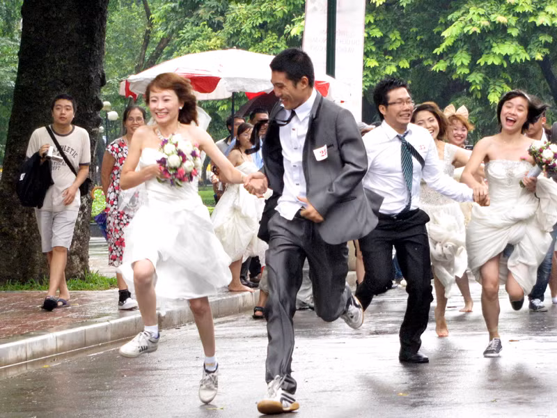 Xem 100 cặp đôi dốc sức chạy đua marathon