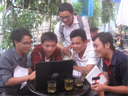 Năm chàng trai, một khát vọng đưa điện mặt trời về quê nghèo