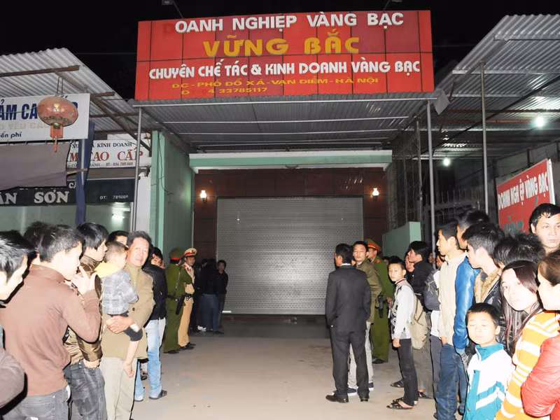 Tiệm vàng Vững Bắc nhìn từ bên ngoài. Ảnh: Tuấn Nguyễn