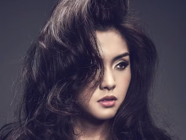 Hà Tăng khoe vẻ đẹp 'sắc lạnh' trong bồn tắm