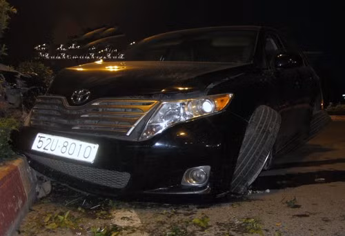 Xe Toyota gãy bánh khi húc vào dải phân cách