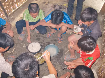 Vào nơi học sinh ăn cơm chan...nước suối