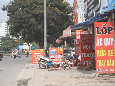 Nhếch nhác đầu đường Lê Văn Lương