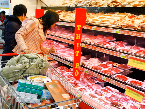 Siêu thị bán đúng giá hơn chợ lẻ. Ảnh: Hồng Vĩnh