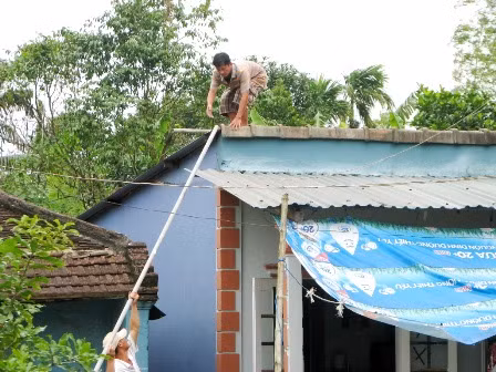 Người dân Phong Điền chằng chống nhà cửa trước khi bão đổ bộ. Ảnh: báo Thừa Thiên-Huế