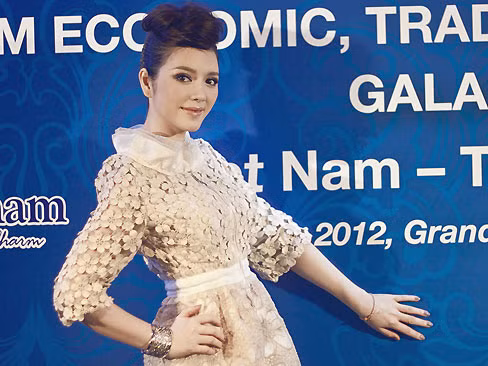 Lý Nhã Kỳ khoe eo thon phủ nhận tin đồn có bầu