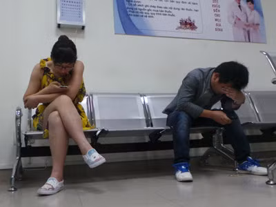 Bác sĩ ‘chui’ chạy tán loạn trong phòng khám