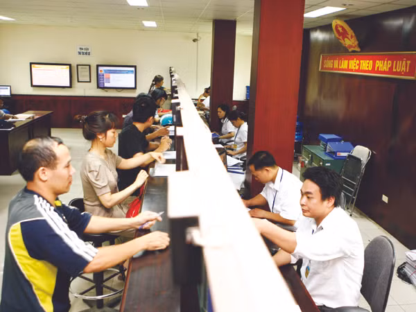 Làm thủ tục hành chính một cửa ở quận Thanh Xuân, Hà Nội. Ảnh: Hồng Vĩnh