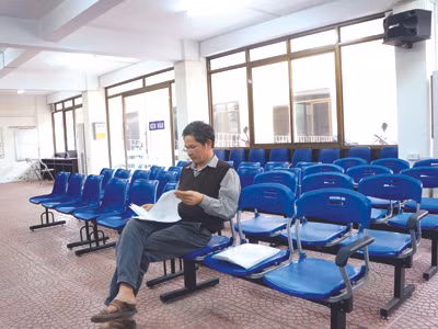 Công sở vắng hoe, đền chùa đông nghẹt