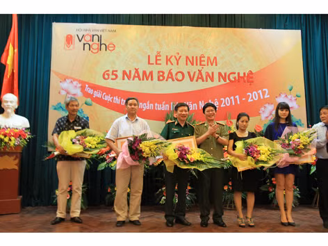 “Hồng trần”: Không phạm luật, nhưng…