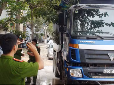 Đến lượt xe ben chở đất bốc cháy