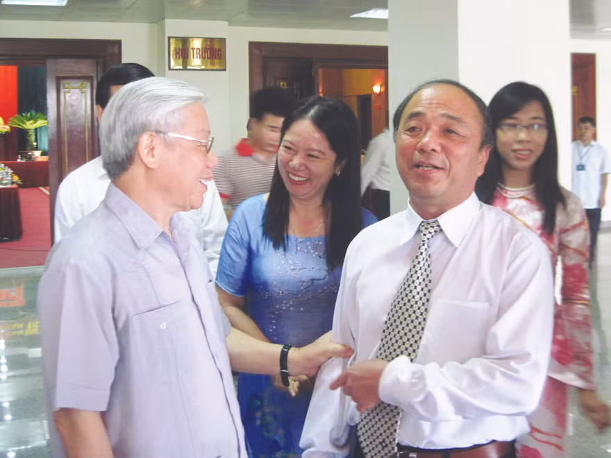 Tổng Bí thư Nguyễn Phú Trọng trao đổi với Chủ tịch Hội Nông dân Việt Nam Nguyễn Quốc Cường