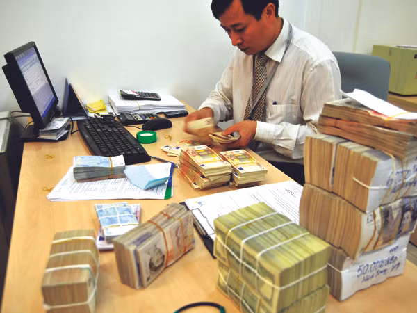 Bao nhiêu tiền để có thể mua hết nợ xấu? Ảnh: Hồng Vĩnh