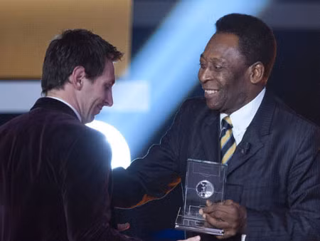Pele: Maradona và Messi chỉ biết chơi mỗi chân trái