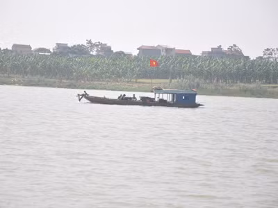 Mòn mỏi tìm thi thể nạn nhân bị bác sĩ ném xuống sông