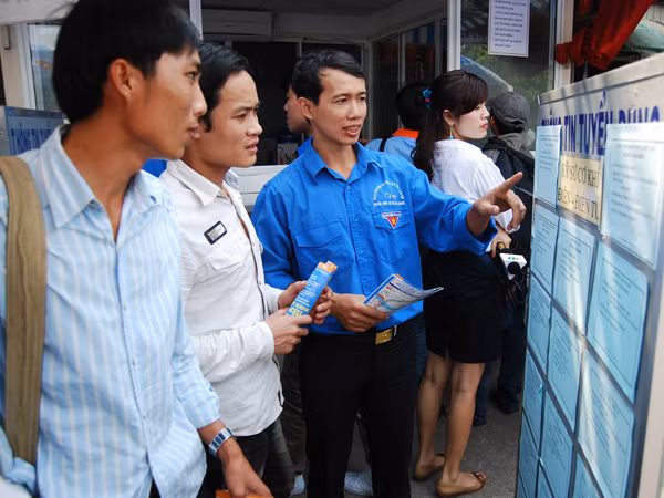 Bạn trẻ tìm việc tại TT giới thiệu việc làm của Đoàn thanh niên (TPHCM) Ảnh: Q.M