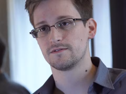 Edward Snowden bị truy nã gắt gao vì tiết lộ thông tin mật của chính phủ Mỹ
