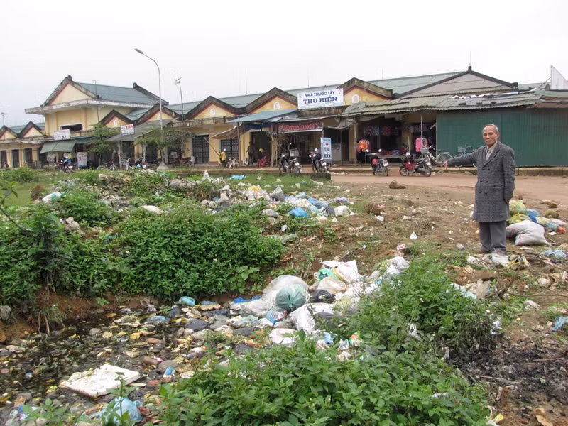 Rác thải tràn lan ở huyện Phú Lộc Ảnh: Ngọc Văn
