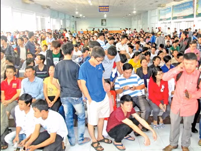 Trắng đêm 'săn' vé tàu Tết