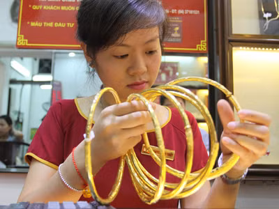 Giá vàng 'nhảy múa', đổ xô bán chốt lời