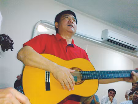 Bộ trưởng Đinh La Thăng trong phút ngẫu hứng tại nhà riêng. Ảnh: Gia Khánh